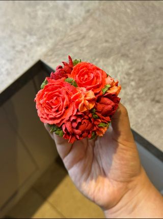 A cupcake that looks
like a bouqet of roses